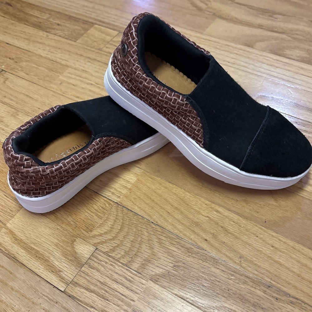 Bernie‎ Mev Womens size 6 Black Suede Stretch Woven Slip On Cushioned Sneaker